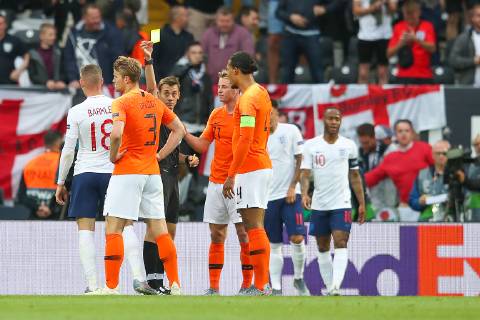 UEFA Nations League 2019 - Semi Final - The Netehrlands v England 06-06-2019: Voetbal: Nederland v Engeland: Guimaraes Semi final UEFA Nations League 2019 referee shows yellow card to Matthijs de Ligt of The Netherlands