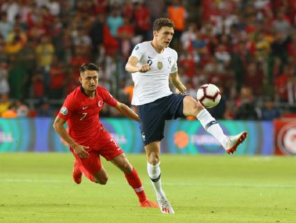 Fußball, EM Quali, Türkei - Frankreich Cengiz Under (L) of Turkey and Benjamin Pavard (R) of France during the Euro 2020 football qualification match between Turkey and France at the Buyuksehir Belediyesi stadium in Konya, on June 8, 2019. 