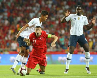Fußball, EM Quali, Türkei - Frankreich Burak Yilmaz of Turkey and Rafael Varane (L) , Paul Pogba (R) of France during the Euro 2020 football qualification match between Turkey and France at the Buyuksehir Belediyesi stadium in Konya, on June 8, 2019. 