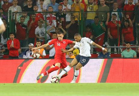 Fußball, EM Quali, Türkei - Frankreich Merih Demiral (L) of Turkey and Kylian Mbappe of France during the Euro 2020 football qualification match between Turkey and France at the Buyuksehir Belediyesi stadium in Konya, on June 8, 2019. 