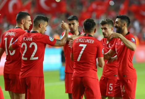 Fußball, EM Quali, Türkei - Frankreich Turkey players Burak Yilmaz , Kenan Karaman , Cengiz Under celebration for Kaan Ayhan s goal during the Euro 2020 football qualification match between Turkey and France at the Buyuksehir Belediyesi stadium in Konya, on June 8, 2019. 
