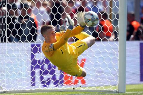 Sport Bilder des Tages Switzerland v England UEFA Nations League 3rd Place Play-off Jordan Pickford of England makes the winning save during the penalty shoot out during the UEFA Nations League 3rd Place Play-off match at Estadio D. Afonso Henrique, Guimaraes Content Not Available For UK Newspapers Copyright: xPaulxChestertonx FIL-13338-0038