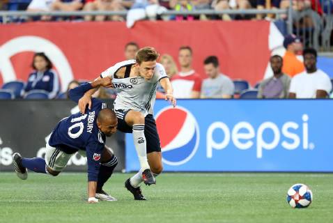 June 26, 2019; Foxborough, MA, USA; New England Revolution forward Teal Bunbury (10) and Philadelphia Union defender Jack Elliott (3) battle for the ball during an MLS, Fussball Herren, USA match between Philadelphia Union and New England Revolution at Gillette Stadium. CSM MLS 2019: Union vs Revolution JUN 26 - ZUMAc04_ 20190626_zaf_c04_058 Copyright: xAnthonyxNesmithx