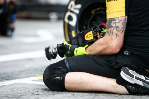 FORMULA 1 - GP of Austria 2019 SPIELBERG,AUSTRIA,27.JUN.19 - MOTORSPORTS, FORMULA 1 - Grand Prix of Austria, Red Bull Ring, preview. Image shows a detail of the pit crew. GEPAxpictures xDanielxGoetzhaber
