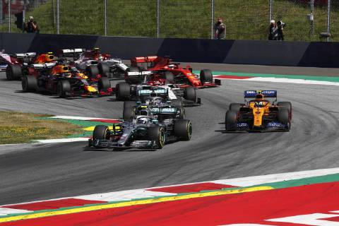 Motorsports: FIA Formula One World Championship, WM, Weltmeisterschaft 2019, Grand Prix of Austria, Start, 77 Valtteri Bottas (FIN, Mercedes AMG Petronas Motorsport), 44 Lewis Hamilton (GBR, Mercedes AMG Petronas Motorsport), 4 Lando Norris (GBR, McLaren F1 Team), Spielberg Austria