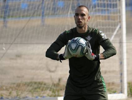 Entrenamiento del Betis. En la imagen, Pau Lopez. Betis training session. In this picture, Pau Lopez.