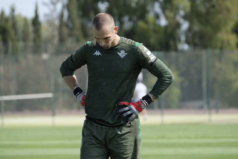 Entrenamiento del Betis. En la imagen, Pau Lopez. Betis training session. In this picture, Pau Lopez.