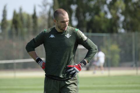 Entrenamiento del Betis. En la imagen, Pau Lopez. Betis training session. In this picture, Pau Lopez.