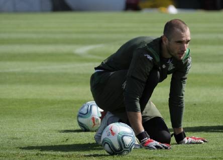 Entrenamiento del Betis. En la imagen, Pau Lopez. Betis training session. In this picture, Pau Lopez.