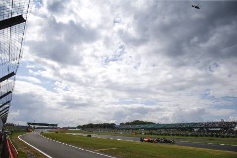 Motorsports: FIA Formula One World Championship, WM, Weltmeisterschaft 2019, Grand Prix of Great Britain, 4 Lando Norris (GBR, McLaren F1 Team), 27 Nico Hulkenberg (GER, Renault F1 Team), Silverstone Great Britain