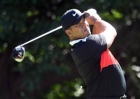SILVIS, IL - JULY 12: Jonathan Vegas hits his tee shot on the 2 hole during the second round of the John Deere Classic Golf Tournament at TPC Deere Run on July 12, 2019, at Silvis, IL. (Photo by Keith Gillett Icon Sportswire) GOLF: JUL 12 PGA, Golf Herren - John Deere Classic Icon1907012024