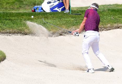 SILVIS, IL - JULY 13: Luke Donald hits out of a sand trap on the 1 hole during the third round of the John Deere Classic Golf Tournament at TPC Deere Run on July 13, 2019, at Silvis, IL. (Photo by Keith Gillett Icon Sportswire) GOLF: JUL 13 PGA, Golf Herren - John Deere Classic Icon1907013009