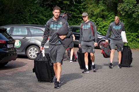 16 07 2019, xovx, Handball HBL Bundesliga, HSG Wetzlar Training Camp 2019 emspor, v l Olle Forsell Schefvert HSG Wetzlar , Emil Frend Oefors HSG Wetzlar , Anton Lindskog HSG Wetzlar at the descent to the training camp at the Dutenhofen sports hall DFL DFB REGULATIONS PROHIBIT ANY USE OF PHOTOGRAPHS as IMAGE SEQUENCES and or QUASI VIDEO Thun