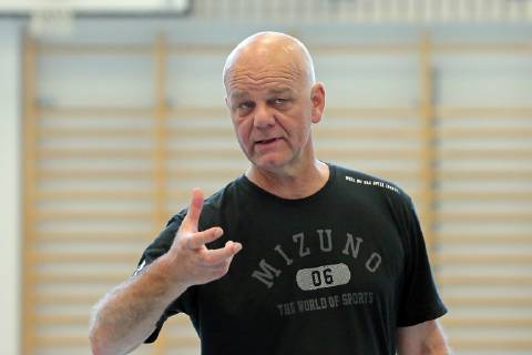 16 07 2019, xovx, Handball HBL Bundesliga, HSG Wetzlar Training Camp 2019 emspor, Coach Kai Wandschneider HSG Wetzlar welcomes the players to the first training session of HSG Wetzlar at the training camp in Thun Switzerland DFL DFB REGULATIONS PROHIBIT ANY USE OF PHOTOGRAPHS as IMAGE SEQUENCES and or QUASI VIDEO Thun