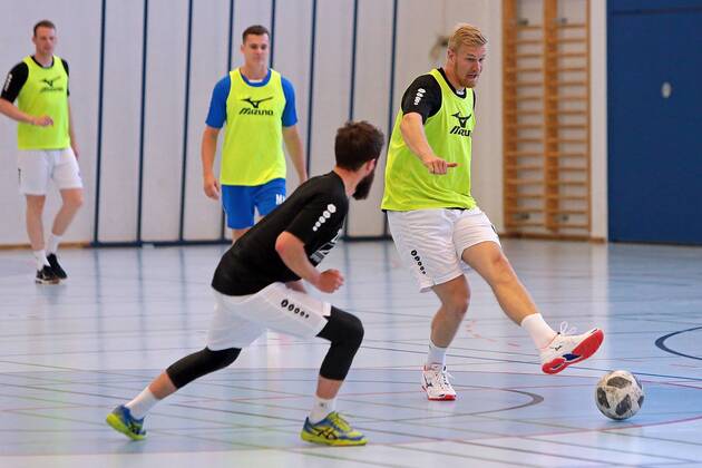 16 07 2019, xovx, Handball HBL Bundesliga, HSG Wetzlar Training Camp 2019 emspor, football to get in the mood for the training camp in Thun, v l Physiotherapist Malte Kraft HSG Wetzlar , Maximilian Holst HSG Wetzlar , Anton Lindskog HSG Wetzlar DFL DFB REGULATIONS PROHIBIT ANY USE OF PHOTOGRAPHS as IMAGE SEQUENCES and or QUASI VIDEO Thun