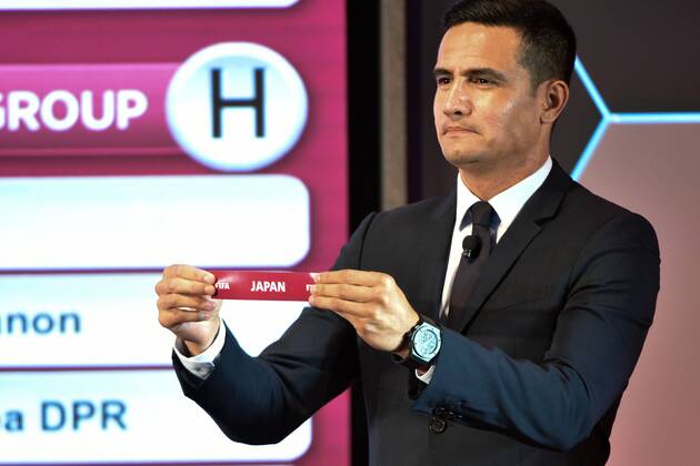 (190717) -- KUALA LUMPUR, July 17, 2019 (Xinhua) -- Tim Cahill from Australia presents the draw slip during the drawing ceremony for the second round of FIFA World Cup, WM, Weltmeisterschaft, Fussball Qatar 2022 Asian qualifiers in Kuala Lumpur, Malaysia, on July 17, 2019. (Xinhua Chong Voon Chung) (SP)MALAYSIA-KUALA LUMPUR-FIFA WORLD CUP QATAR-PRELIMINARY DRAW