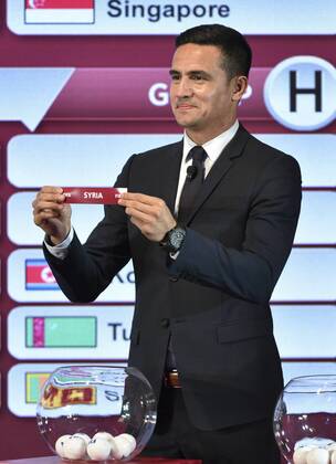 (190717) -- KUALA LUMPUR, July 17, 2019 (Xinhua) -- Tim Cahill from Australia presents the draw slip during the drawing ceremony for the second round of FIFA World Cup, WM, Weltmeisterschaft, Fussball Qatar 2022 Asian qualifiers in Kuala Lumpur, Malaysia, on July 17, 2019. (Xinhua Chong Voon Chung) (SP)MALAYSIA-KUALA LUMPUR-FIFA WORLD CUP QATAR-PRELIMINARY DRAW