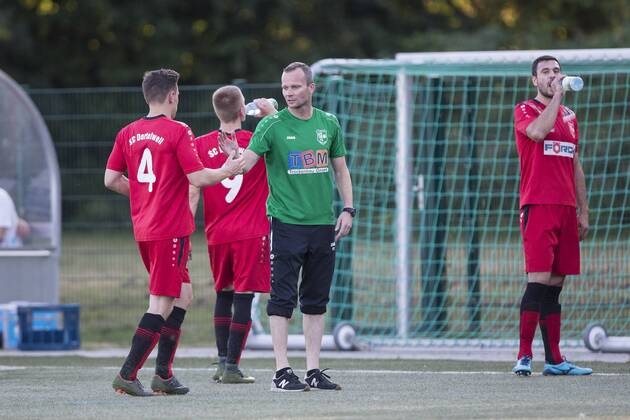 SC Dortelweil FC Bayern Alzenau, Hessenpokal coach Markus Beierle Dortelweil, slaps with Christian Wiemann Dortelweil, 4 off, Bad Vilbel Hessen Germany Sports facility SC Dortelweil