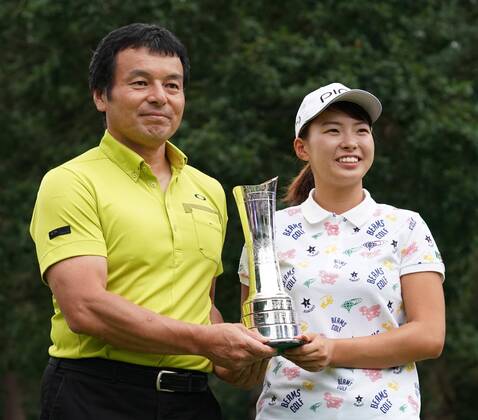 Golf: Women s British Open Hinako Shibuno of Japan poses with her father Satoru after winning the Women s British Open at Woburn Golf Club in Milton Keynes, England, on Aug. 4, 2019. 