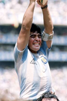 MARADONA Diego Kapitaen Team ARG with WELTCUP Cup at the award ceremony Final Argentina Germany 3 2 on 29 06 1986 in the Azteca Stadium in Mexico City