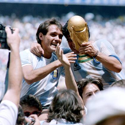 MARADONA Diego Kapitaen Team ARG with WELTCUP Cup at the award ceremony with goal scorers BURRUCHAGA Jorge Final Argentina Germany 3 2 on 29 06 1986 at the Azteca Stadium in Mexico City