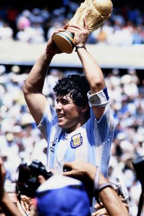 MARADONA Diego Kapitaen Team ARG with WELTCUP Cup at the award ceremony Final Argentina Germany 3 2 on 29 06 1986 in the Azteca Stadium in Mexico City