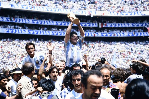 MARADONA Diego Kapitaen Team ARG with WELTCUP Cup at the award ceremony with goal scorers BURRUCHAGA Jorge Final Argentina Germany 3 2 on 29 06 1986 at the Azteca Stadium in Mexico City