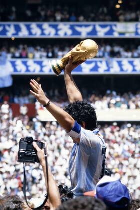 MARADONA Diego Kapitaen Team ARG with WELTCUP Cup at the award ceremony Final Argentina Germany 3 2 on 29 06 1986 in the Azteca Stadium in Mexico City