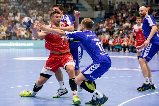2 Handball Bundesliga VfL Gummersbach TUSEM Essen 24 08 2019 Dennis Szczesny 22, TUSEM Essen , Marvin Sommer 17, VfL Gummersbach , 2 Handball Bundesliga VfL Gummersbach TUSEM Essen Gummersbach, Schwalbe arena Copyright: xBEAUTIFULxSPORTS Wunderlx