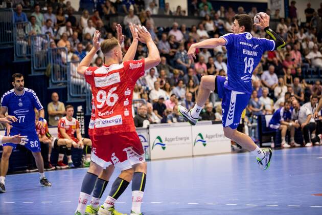 2 Handball Bundesliga VfL Gummersbach TUSEM Essen 24 08 2019 Tim Zechel 96, TUSEM Essen , Alexander Hermann 18, VfL Gummersbach , 2 Handball Bundesliga VfL Gummersbach TUSEM Essen Gummersbach, Schwalbe arena Copyright: xBEAUTIFULxSPORTS Wunderlx