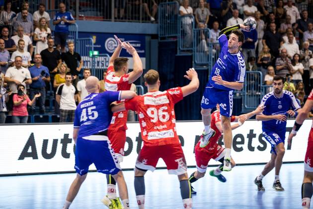 2 Handball Bundesliga VfL Gummersbach TUSEM Essen 24 08 2019 Alexander Becker 45, VfL Gummersbach , Tim Zechel 96, TUSEM Essen , Alexander Hermann 18, VfL Gummersbach , 2 Handball Bundesliga VfL Gummersbach TUSEM Essen Gummersbach, Schwalbe arena Copyright: xBEAUTIFULxSPORTS Wunderlx