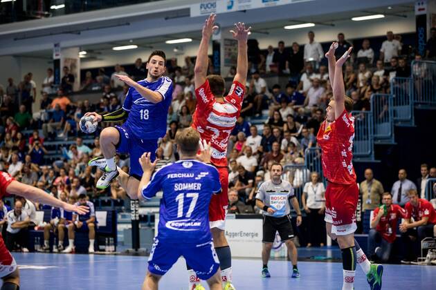 2 Handball Bundesliga VfL Gummersbach TUSEM Essen 24 08 2019 Alexander Hermann 18, VfL Gummersbach , Marvin Sommer 17, VfL Gummersbach , Dennis Szczesny 22, TUSEM Essen , 2 Handball Bundesliga VfL Gummersbach TUSEM Essen Gummersbach, Schwalbe arena Copyright: xBEAUTIFULxSPORTS Wunderlx