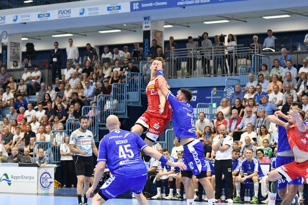 25 Justin Müller 25 TuSEM Essen gets the hand of 9 Tin Kontrec 9 VfL Gummersbach in the face, , VfL Gummersbach TuSEM Essen, Handball, Men, 2 League, Liqui Moly Handball Bundesliga, 1 Matchday, 28 08 2019, VfL Gummersbach TuSEM Essen, , Handball, Liqui Moly 2 Handball Bundesliga, Men, Soielzeit 2019 20 Gummersbach Copyright: xEIBNER JuergenxAugstx EP_JOGI