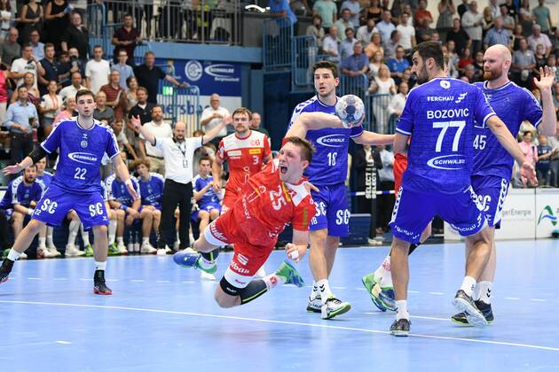 25 Justin Müller 25 TuSEM Essen throwing over the floor, , VfL Gummersbach TuSEM Essen, Handball, Men, 2 League, Liqui Moly Handball Bundesliga, 1 Matchday, 28 08 2019, VfL Gummersbach TuSEM Essen, , Handball, Liqui Moly 2 Handball Bundesliga, Men, Soielzeit 2019 20 Gummersbach Copyright: xEIBNER JuergenxAugstx EP_JOGI