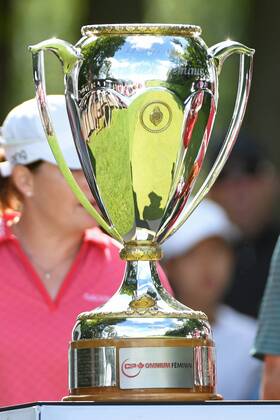 AURORA, ON - AUGUST 25: The Canadian Pacific Women s Open Trophy is displayed at the 1st tee during the final round of the LPGA, Golf Damen - CP Women s Open on August 25, 2019 at Magna Golf Club in Aurora, ON. (Photo by Gerry Angus Icon Sportswire) GOLF: AUG 25 LPGA - CP Women s Open Icon19082501