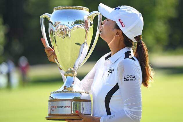 AURORA, ON - AUGUST 25: Jin Young Ko (KOR) poses with the Canadian Pacific Women s Open Trophy after winning the LPGA, Golf Damen - CP Women s Open on August 25, 2019 at Magna Golf Club in Aurora, ON. (Photo by Gerry Angus Icon Sportswire) GOLF: AUG 25 LPGA - CP Women s Open Icon19082533
