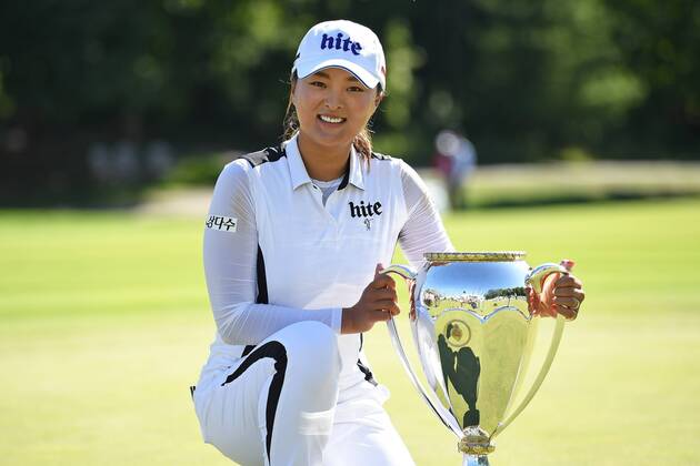 AURORA, ON - AUGUST 25: Jin Young Ko (KOR) poses with the Canadian Pacific Women s Open Trophy after winning the LPGA, Golf Damen - CP Women s Open on August 25, 2019 at Magna Golf Club in Aurora, ON. (Photo by Gerry Angus Icon Sportswire) GOLF: AUG 25 LPGA - CP Women s Open Icon19082536