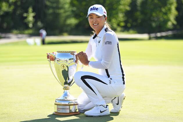AURORA, ON - AUGUST 25: Jin Young Ko (KOR) poses with the Canadian Pacific Women s Open Trophy after winning the LPGA, Golf Damen - CP Women s Open on August 25, 2019 at Magna Golf Club in Aurora, ON. (Photo by Gerry Angus Icon Sportswire) GOLF: AUG 25 LPGA - CP Women s Open Icon19082537