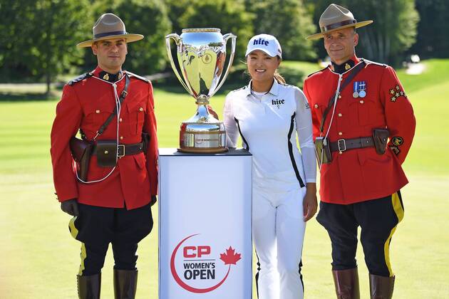 AURORA, ON - AUGUST 25: Jin Young Ko (KOR) poses with the Canadian Pacific Women s Open Trophy and members of the Royal Canadian Mounted Police after winning the LPGA, Golf Damen - CP Women s Open on August 25, 2019 at Magna Golf Club in Aurora, ON. (Photo by Gerry Angus Icon Sportswire) GOLF: AUG 25 LPGA - CP Women s Open Icon19082539