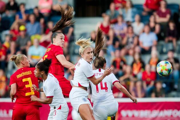 Fußball, Damen Länderspiel, Belgien - England HEVERLEE, BELGIUM - AUGUST 29: Tine De Caigny of Belgium battles for possession with Steph Houghton of England and Abbie Mcmanus of England during the International Friendly, Länderspiel, Nationalmannschaft women match between Belgium and England at the King Power at Den Dreef Stadion on August 29, 2019 in Heverlee, Belgium, 29 08 2019. FOOTBALL FEMININ : Belgique Vs Angleterre - Amical - 29 08 2019 PhotoNews Panoramic