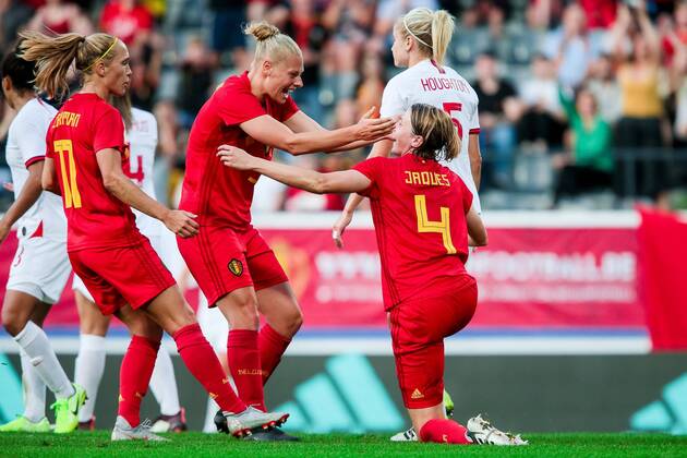 Fußball, Damen Länderspiel, Belgien - England HEVERLEE, BELGIUM - AUGUST 29: Heleen Jaques of Belgium celebrates with the team of Belgium after scoring the 1-2 goal during the International Friendly, Länderspiel, Nationalmannschaft women match between Belgium and England at the King Power at Den Dreef Stadion on August 29, 2019 in Heverlee, Belgium, 29 08 2019. FOOTBALL FEMININ : Belgique Vs Angleterre - Amical - 29 08 2019 PhotoNews Panoramic
