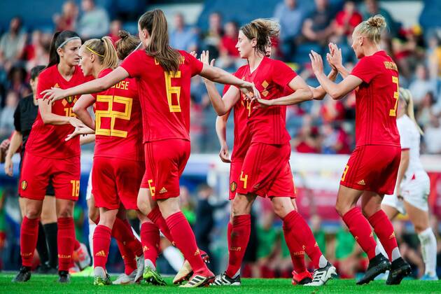 Fußball, Damen Länderspiel, Belgien - England HEVERLEE, BELGIUM - AUGUST 29: Heleen Jaques of Belgium celebrates with the team of Belgium after scoring the 1-2 goal during the International Friendly, Länderspiel, Nationalmannschaft women match between Belgium and England at the King Power at Den Dreef Stadion on August 29, 2019 in Heverlee, Belgium, 29 08 2019. FOOTBALL FEMININ : Belgique Vs Angleterre - Amical - 29 08 2019 PhotoNews Panoramic