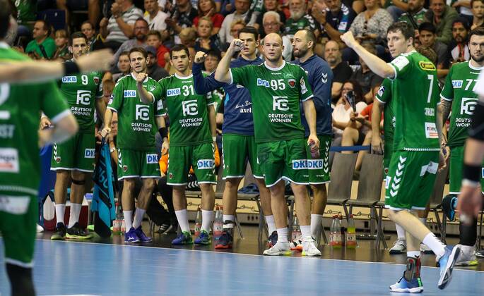 15 09 2019, Handball, 1 Bundesliga, 5 Matchday, Foxes Berlin TVB Stuttgart, Max Schmeling Hall Replacements of the Foxes Berlin cheer for goal from the sidelines of Handball 1 Bundesliga Foxes Berlin TVB Stuttgart