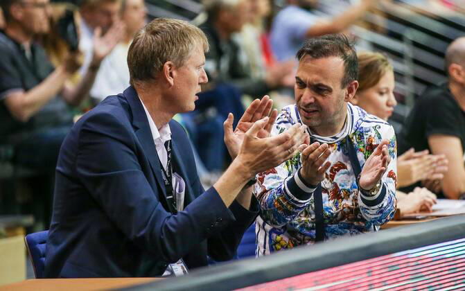 15 09 2019, Handball, 1 Bundesliga, 5 Spieltag, Füchse Berlin TVB Stuttgart, Max Schmeling Halle Managing Director of Füchse Berlin Bob Hanning r sits clapping at the edge of the field Handball 1 Bundesliga Füchse Berlin TVB Stuttgart