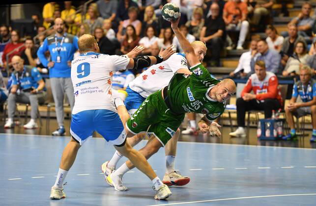 Paul Drux Foxes at throw, r, rear Elvar Asgeirsson Stuttgart , front Manuel Späth Stuttgart , Foxes Berlin TVB Stuttgart 1 Bundesliga, DKB Handballbundesliga, 2019 2020 Men, Men, Men, Handball, Germany, Germany, Max Schmeling Halle Berlin, 15 9 2019