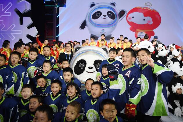 (190918) -- BEIJING, Sept. 18, 2019 -- Children pose with Bing Dwen Dwen, the mascot of Beijing 2022 Olympic Winter games, Winterspiele,Spiele, Summer games during the 2022 Beijing Winter Olympic and Paralympic Games mascot launch ceremony in Beijing, capital of China, Sept. 17, 2019. ) XINHUA PHOTOS OF THE DAY JuxHuanzong