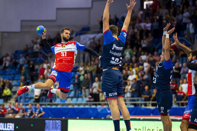 Bietigheim, Germany 25 August 2019 2 BL 19 20 SG BBM Bietigheim vs ThSV Eisenach v li Andrej Obranovic Eisenach , Vetle Ronningen SG BBM Bietigheim , Jan Asmuth SG BBM Bietigheim Bietigheim Egetrans Arena Baden Württemberg Germany