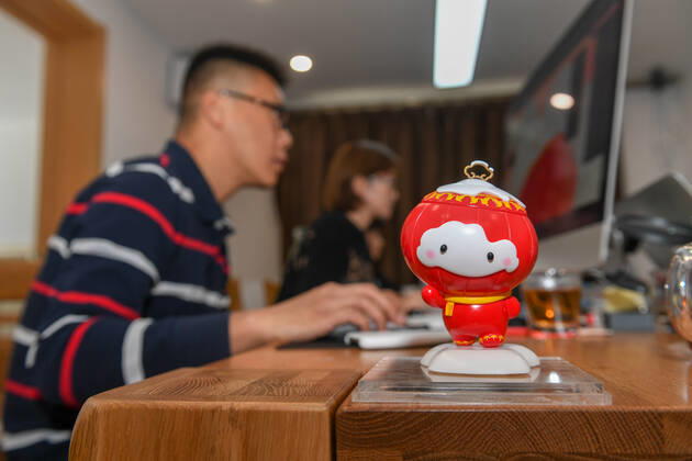 (190926) -- CHANGCHUN, Sept. 26, 2019 -- Designers work beside Shuey Rhon Rhon, the mascot of the 2022 Paralympic Winter games, Winterspiele,Spiele, Summer games at Jilin University of Arts in Changchun, northeast China s Jilin Province on Sept. 26, 2019. Shuey Rhon Rhon, the mascot of the 2022 Paralympic Winter Games, is a Chinese lantern child ready to welcome friends from around the world for a big party. Exuding positivity, the glow emanating from its heart symbolises the inspiring warmth, friendship, courage and perseverance of Para athletes that light up the dreams of millions every day. ) (SP)JILIN-CHANGCHUN-2022 PARALYMPIC WINTER GAMES-MASCOT ZhangxNan