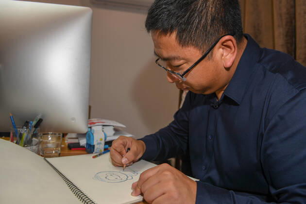 (190926) -- CHANGCHUN, Sept. 26, 2019 -- Designer Jiao Qiang draws Shuey Rhon Rhon, the mascot of the 2022 Paralympic Winter games, Winterspiele,Spiele, Summer games at Jilin University of Arts in Changchun, northeast China s Jilin Province on Sept. 26, 2019. Shuey Rhon Rhon, the mascot of the 2022 Paralympic Winter Games, is a Chinese lantern child ready to welcome friends from around the world for a big party. Exuding positivity, the glow emanating from its heart symbolises the inspiring warmth, friendship, courage and perseverance of Para athletes that light up the dreams of millions every day. ) (SP)JILIN-CHANGCHUN-2022 PARALYMPIC WINTER GAMES-MASCOT ZhangxNan