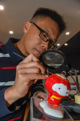 (190926) -- CHANGCHUN, Sept. 26, 2019 -- Designer Guo Yufeng paints Shuey Rhon Rhon, the mascot of the 2022 Paralympic Winter games, Winterspiele,Spiele, Summer games at Jilin University of Arts in Changchun, northeast China s Jilin Province on Sept. 26, 2019. Shuey Rhon Rhon, the mascot of the 2022 Paralympic Winter Games, is a Chinese lantern child ready to welcome friends from around the world for a big party. Exuding positivity, the glow emanating from its heart symbolises the inspiring warmth, friendship, courage and perseverance of Para athletes that light up the dreams of millions every day. ) (SP)JILIN-CHANGCHUN-2022 PARALYMPIC WINTER GAMES-MASCOT ZhangxNan